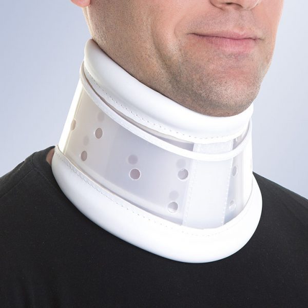 OTC 000A Soporte cervical semirrígido en termoplástico blando con refuerzo, bivalvo, con apoyo mentoniano