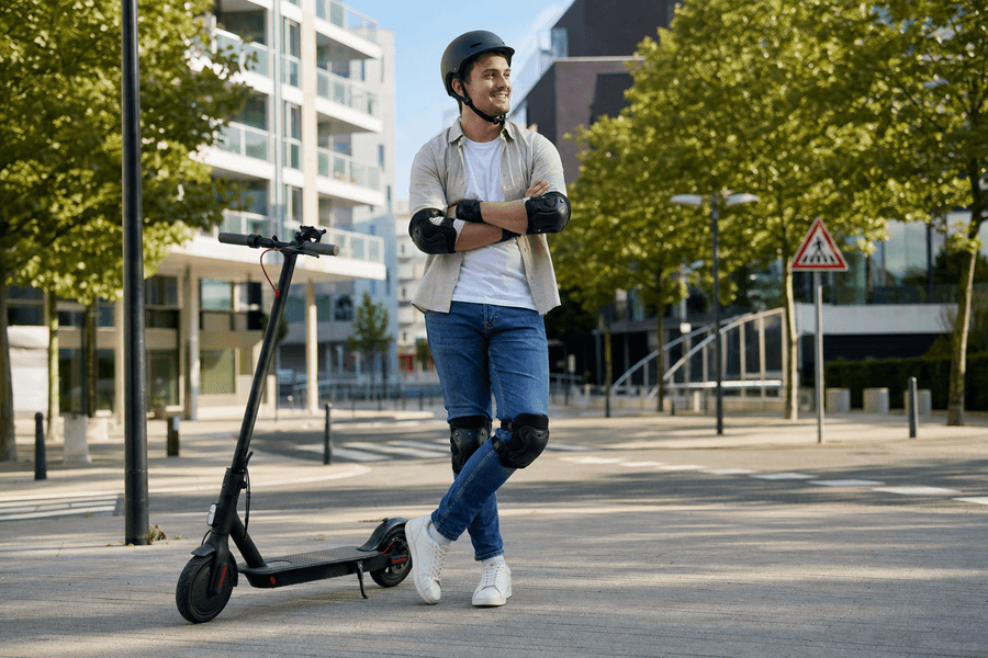 Aprende a maximizar la seguridad en scooters eléctricos: conducción defensiva, uso de protección, respeto por normas de tráfico y mantenimiento regular.
